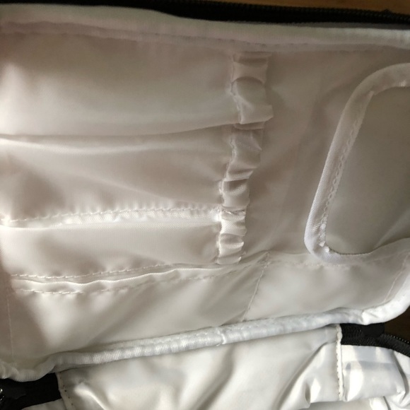 HELLO KITTY-NWT Cosmetics Bag - Picture 15 of 16